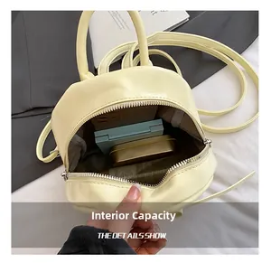 Vue détaillée de la capacité interne du sac à dos crème avec téléphone et maquillage