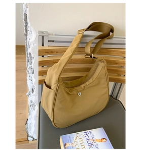 Détail du sac bandoulière croissant kaki avec sangle réglable et poche latérale