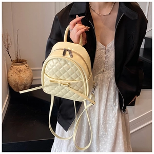 Sac à dos matelassé blanc crème avec nœud élégant et détails dorés brillants