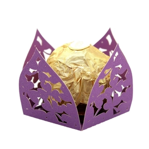 Violette lasergeschnittene Kleeblatt Süßigkeitenbox mit Blumenmuster für Hochzeiten