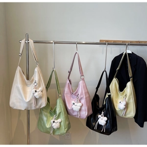 Série de sacs cabas colorés en similicuir souple avec charms ours et détails en ruban