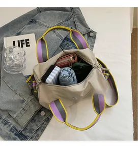 Interno di una borsa in nylon beige ad alta capacità con manici colorati e oggetti essenziali