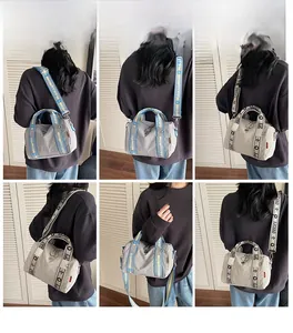 Collage a sei pannelli di borsa in nylon con tracolla larga e stampa del marchio
