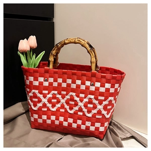 Détail du sac cabas tressé à carreaux rouges et blancs avec anse en bambou et tulipes