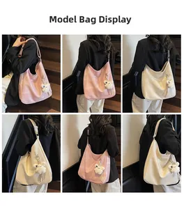 Mannequin portant de grands cabas en cuir souple rose et beige avec charme d'ours