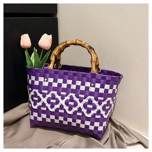 Détail du sac seau tissé avec poignées en bambou et motif à carreaux violet et blanc