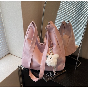 Sac à bandoulière en nylon rose imperméable avec pendentif ours mignon et grande capacité