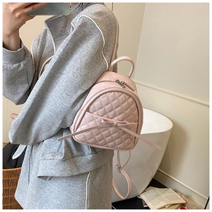 Sac à dos rose en similicuir matelassé avec détail nœud et fermeture argentée