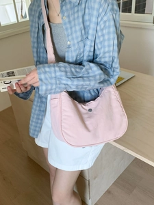 Sac bandoulière rose en nylon en forme de croissant avec sangle large et bouton métal