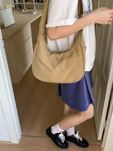 Sac hobo minimaliste en nylon kaki en forme de croissant avec bandoulière pour femme