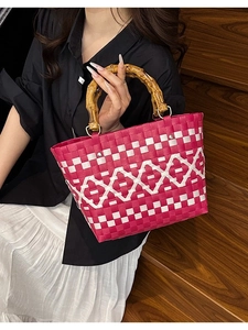 Sac fourre-tout tissé main avec motif rose rouge et poignées en bambou pour femme