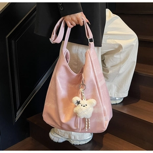 Sac bandoulière rose minimaliste en similicuir avec un joli charm d'ours en peluche détail