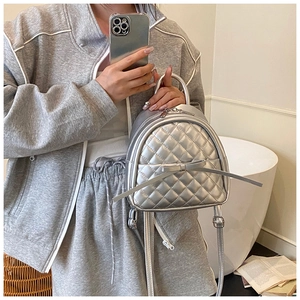 Mini sac à dos matelassé argenté avec finition métallique chic et nœud décoratif