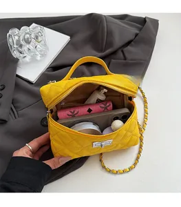 Vue de dessus du sac à bandoulière matelassé jaune vif avec intérieur spacieux