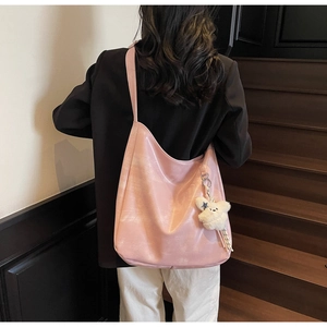 Sac hobo rose nacré avec détail de pendentif ours en peluche blanc élégant