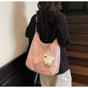 Grand sac à bandoulière rose à texture douce avec un pendentif ours en peluche blanc