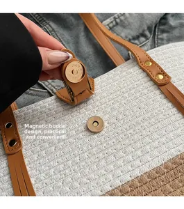 Dettaglio della chiusura magnetica di una borsa tote in tessuto con cinturini in pelle