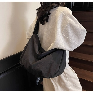 Sac bandoulière demi-lune en nylon noir au style minimaliste avec une grande capacité
