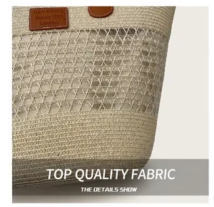 Dettaglio della trama della borsa in paglia con inserto logo in pelle marrone