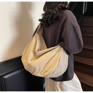 Détail d'un grand sac hobo en nylon beige avec fermeture éclair métallique pour le quotidien