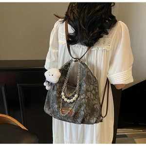 Sac bandoulière floral avec chaînes de perles et charme nuage pelucheux gris foncé