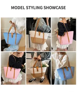 Dettaglio delle borse tote in paglia intrecciata con spalline in pelle e nappine colorate