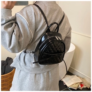 Vue arrière du mini sac à dos noir matelassé avec détail nœud sur un mannequin