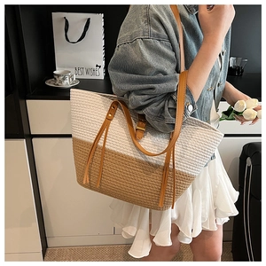Dettaglio della borsa tote intrecciata con nappe in pelle e design bicolore moderno