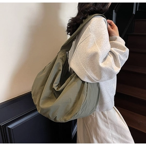 Détail du sac hobo en nylon vert olive de forme croissant avec fermeture éclair en métal