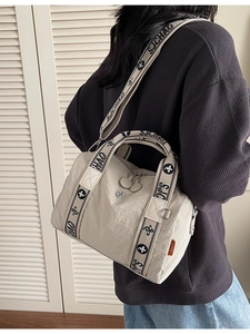 Borsa Boston in nylon beige con tracolla jacquard e doppia cerniera per uso quotidiano