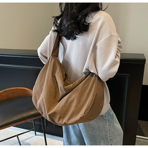 Vue détaillée du sac bandoulière en nylon marron avec un grand espace de rangement