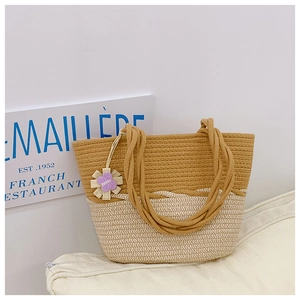 Détail du sac cabas en paille tissé à la main avec design bicolore et fleur violette