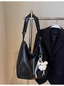 Sac Cabas en Cuir PU Grande Capacité pour Femmes Couleur Unie Sac à Bandoulière Décontracté Avec Pendentif en Peluche Sac à Main