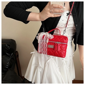 Sac boîte rouge matelassé avec nœud en dentelle, perles et bandoulière en chaîne