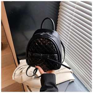 Gros plan d'un mini sac à dos noir matelassé avec nœud et double fermeture éclair
