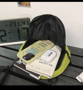 Vista interna della mini borsa a tracolla verde lime che mostra lo spazio per il cellulare