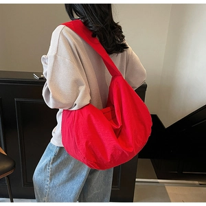 Sac bandoulière rouge en nylon souple, grand volume et large bandoulière confortable