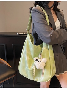 Sac bandoulière vert avocat en similicuir avec ourson sur mannequin en costume