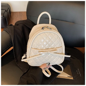 Détail du sac à dos matelassé beige avec nœud décoratif et cuir synthétique