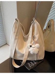 Grand sac à bandoulière blanc crème chic avec large sangle et charmant pendentif peluche