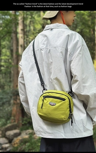 Borsa a tracolla in nylon verde lime con tracolla regolabile e logo in ambiente forestale