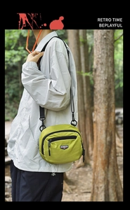 Foto di moda all'aperto della borsa a tracolla verde neon con cinturino regolabile