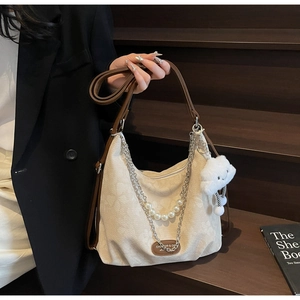 Détail du sac cabas en toile avec chaîne de perles et pendentif nuage duveteux