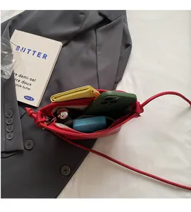L'intérieur du sac en cuir litchi montre sa grande capacité pour téléphone et portefeuille