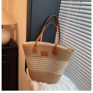Dettaglio della borsa in paglia con trama a rete beige e logo H&Y STUDIO in pelle