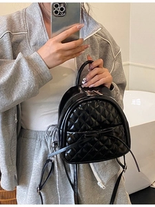 Petit sac à dos noir matelassé avec motif à losanges et détail nœud élégant