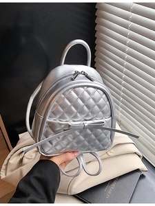 Mini sac à dos matelassé argenté pour femme avec nœud délicat et fermeture à double zip