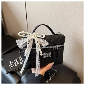 Sac matelassé noir avec nœud en perles, ruban en dentelle et chaîne argentée