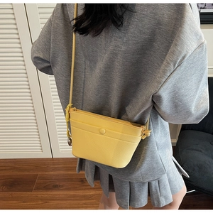 Détail du sac bandoulière en cuir jaune vif avec bandoulière en corde nouée sur modèle