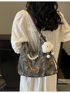 Sac hobo vintage gris foncé à fleurs avec chaîne en perles et pendentif nuage
